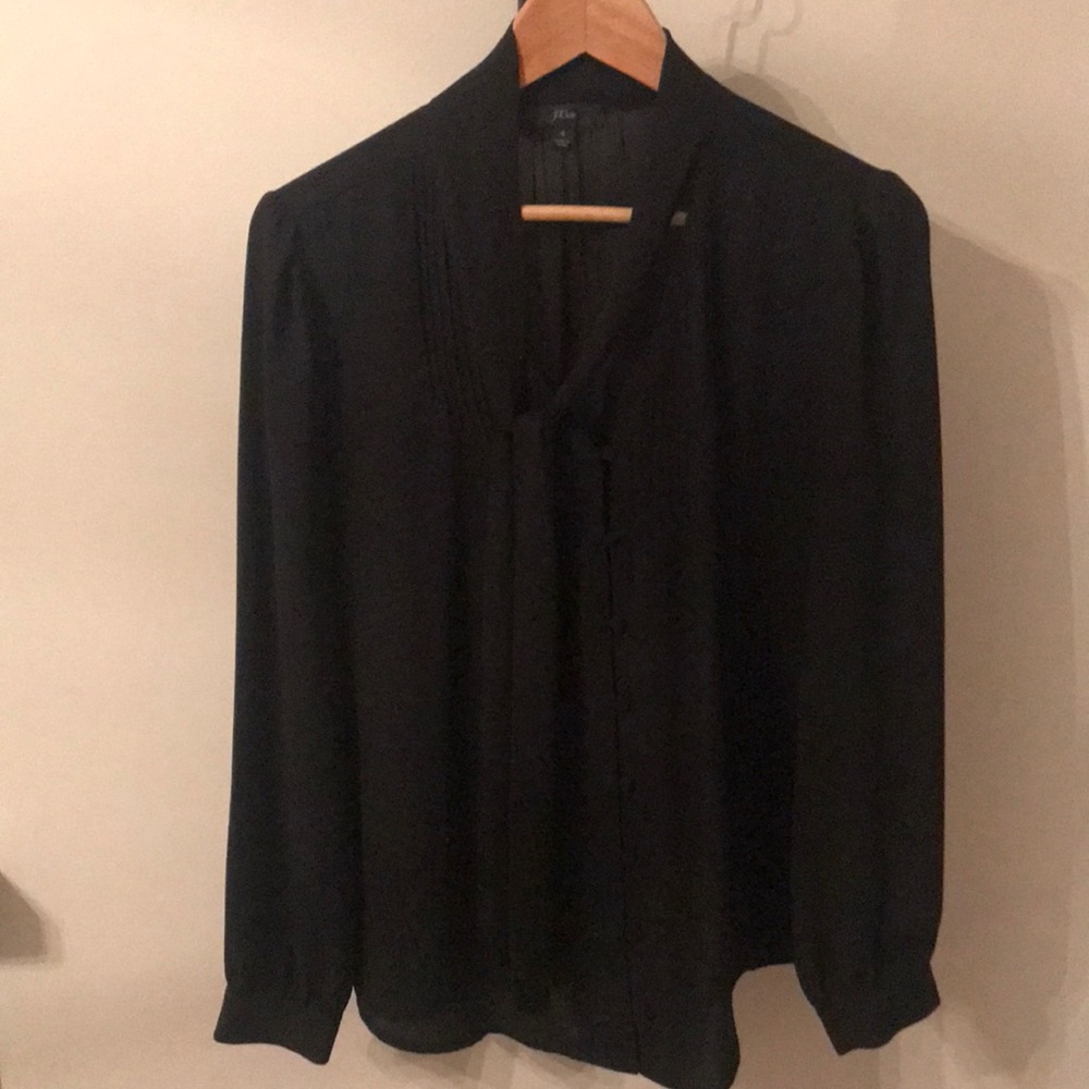 Lightweight button blouse with tie neck